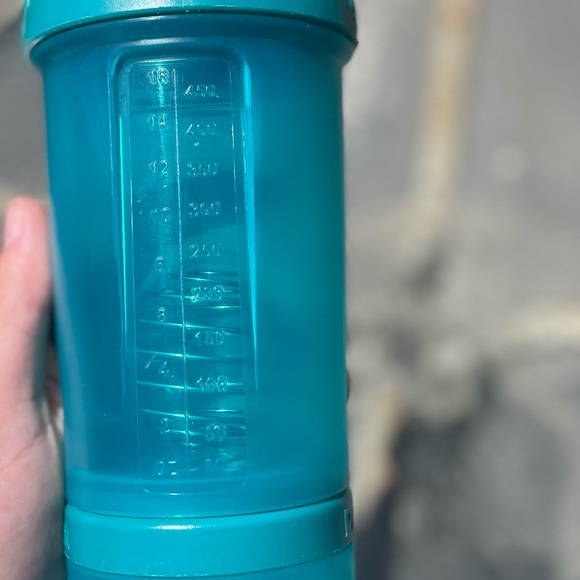Premium Blender Bottle - Perfect for Smoothies, Protein Shakes, etc! Used once! - Picture 3 of 3